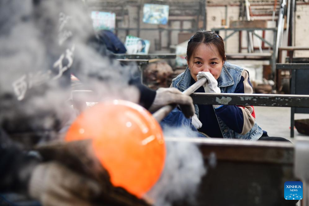 A glimpse of colored glaze crafts in Boshan, E China's Shandong