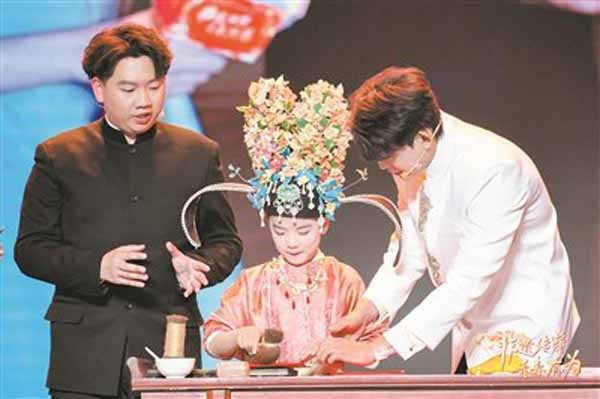 Young man in China's Zhejiang promotes ancient wooden movable-type printing