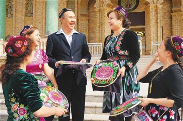 Male inheritor of Uygur embroidery in China's Xinjiang leads local embroiders to prosperity