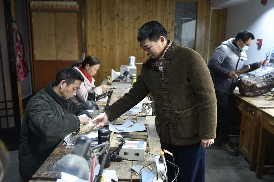 Bamboo carver inherits traditional carving arts in E China's Anhui