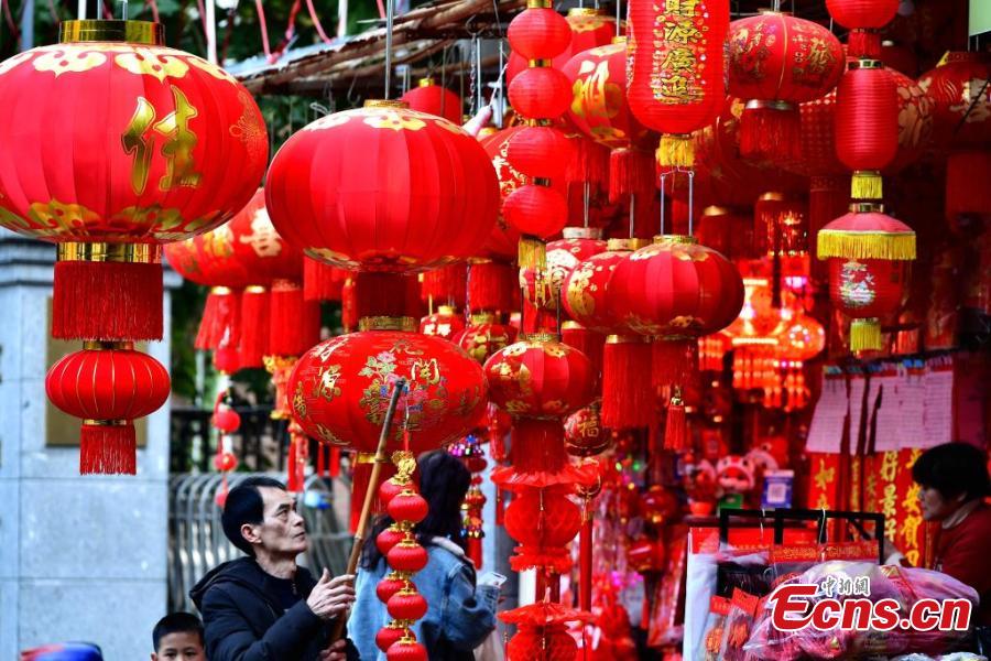 Chinese people prepare for Spring Festival