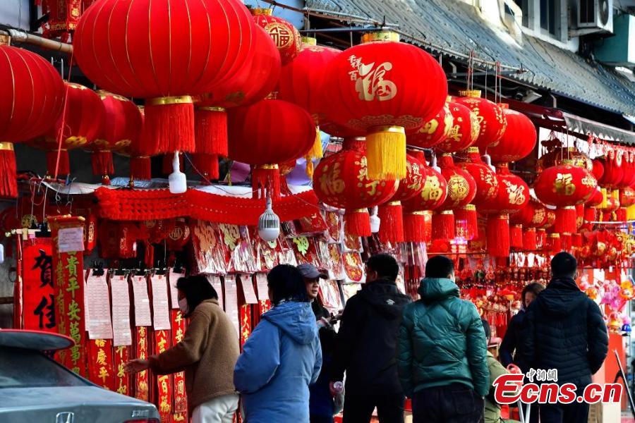 Chinese people prepare for Spring Festival