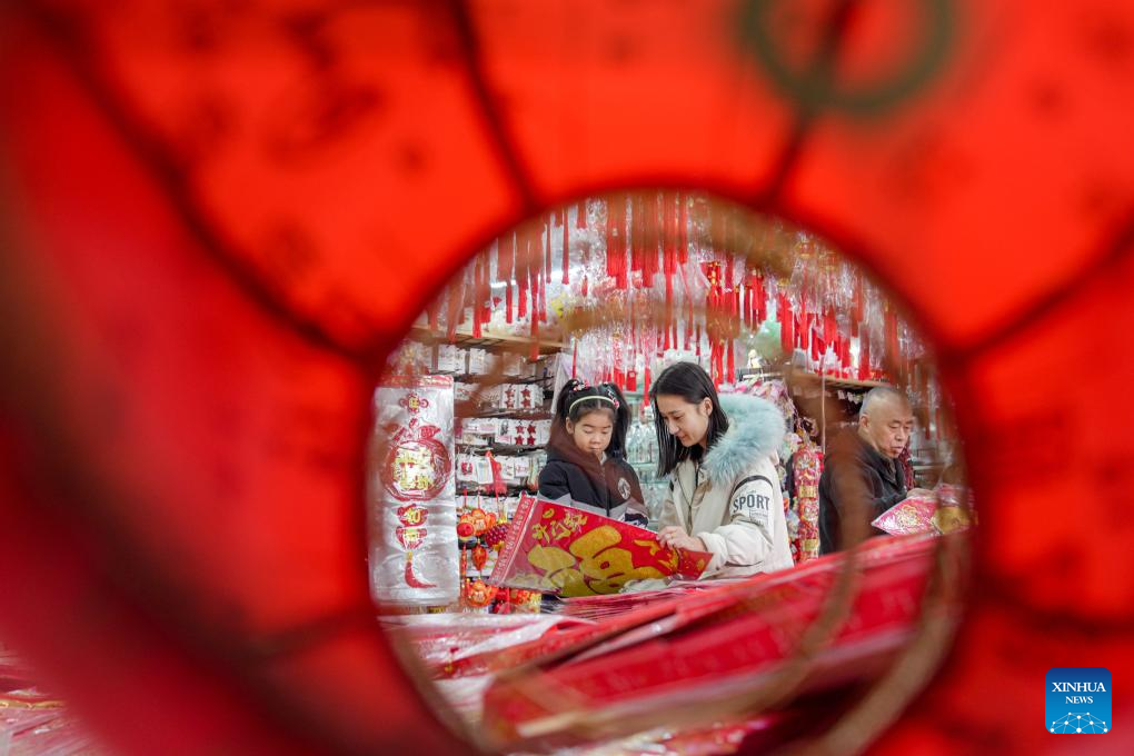 Customers select Spring Festival decorations ahead of Spring Festival across China