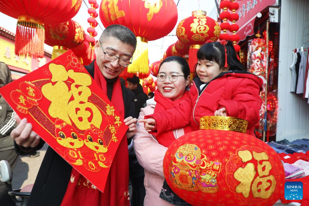 Customers select Spring Festival decorations ahead of Spring Festival across China